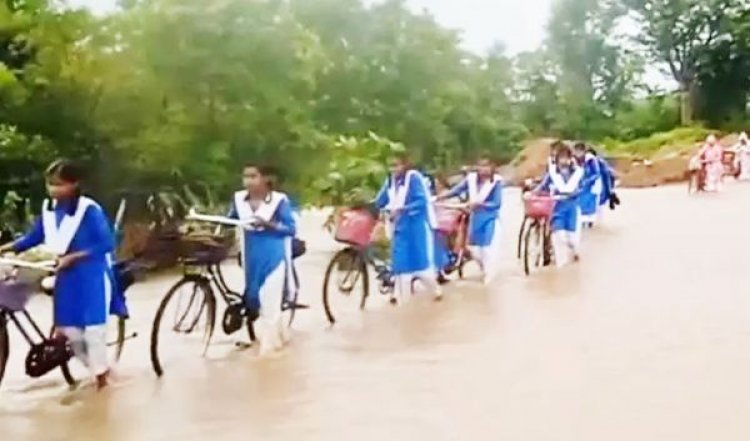 बारिश के दिनों में जान जोखिम में डालकर स्कूली बच्चे जा रहे पढ़ाई करने