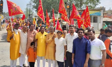 पूजा पण्‍डालों में परंपरागत विधि विधान से स्‍थापित हुईं जगत जननी की प्रतिमाएं, धूम - धाम से निकली कलश यात्रा, सैकड़ों महिलाएं एवं बालिकाएं हुईं शामिल