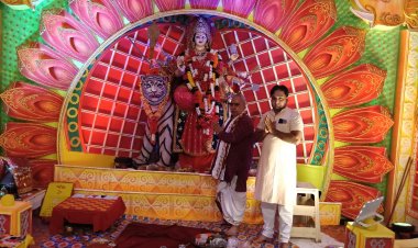 नवरात्रि के तीसरे दिन पत्थलगाव बाजार पारा में मां दुर्गा की दर्शन को लेकर भक्तों की भीड़ उमड़ी 