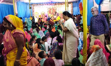 आने वाले समय में सुसज्जित मंच पर विराजेंगी माता रानी : गोमती साय,  बागबहार दुर्गा पूजा के संध्या आरती में शामिल हुई विधायक,  कंवर समाज द्वारा आयोजित भंडारे का किया वितरण।