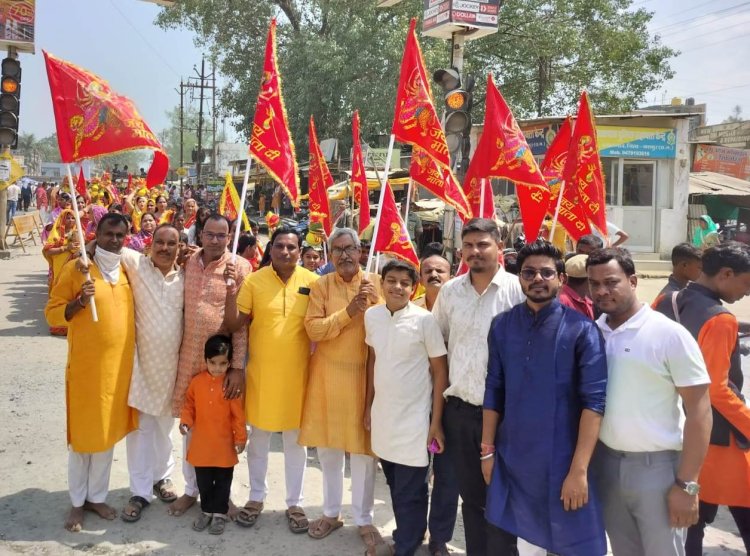 पूजा पण्‍डालों में परंपरागत विधि विधान से स्‍थापित हुईं जगत जननी की प्रतिमाएं, धूम - धाम से निकली कलश यात्रा, सैकड़ों महिलाएं एवं बालिकाएं हुईं शामिल