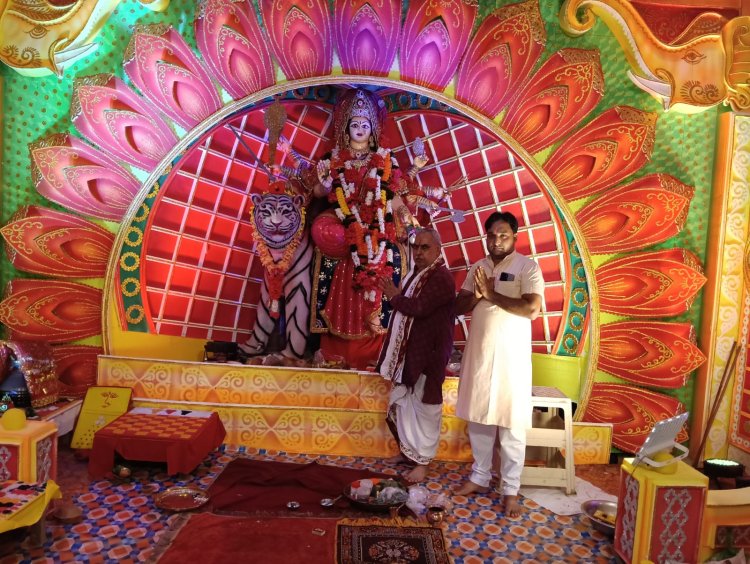 नवरात्रि के तीसरे दिन पत्थलगाव बाजार पारा में मां दुर्गा की दर्शन को लेकर भक्तों की भीड़ उमड़ी 