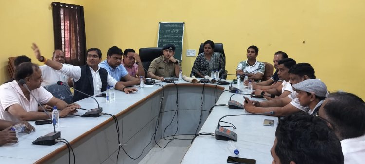 शहर में बनेगी इकसठ फीट चौड़ी फोरलेन सड़क, बीच में डिवाईडर - दोनों ओर नाली, जनपद पंचायत में बुुलाई गई बैठक में प्रशासन ने दी जानकारी, कहा खुद हटा लें अतिक्रमण वर्ना हम हटाएंगे, लोगों ने कहा नहीं होना चाहिए पक्षपात, इंदिरा चौक से शुरू होकर तीनों सड़कों पर एक साथ चले कार्रवाई