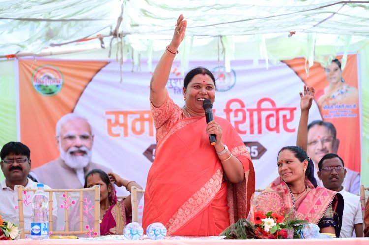 समाधान शिविर में शामिल हुई विधायक गोमती साय, ग्राम पंचायत लुड़ेग में आयोजित हुआ सुशासन तिहार का समाधान शिविर, विधायक ने सीधा संवाद कर ग्रामीणों से ली समस्याओ की जानकारी, अधिकारियों को दिए त्वरित निराकरण के निर्देश