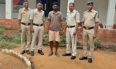 महिला के साथ, जान से मारने की धमकी देकर, जबरन दुष्कर्म करने वाले आरोपी को पुलिस ने किया गिरफ्तार, भेजा जेल  गिरफ्तार आरोपी राजेश्वर यादव आदतन अपराधी   वर्ष 2016 के एक मारपीट व गाली गलौच के मामले में पूर्व में भी है आरोपी के विरुद्ध प्रकरण दर्ज, पुलिस ने की थी कार्यवाही   मामला थाना फरसाबहार क्षेत्रांतर्गत