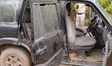 जनसहयोग से "ऑपरेशन शंखनाद" को बड़ी मजबूती मिल रही,  गौ-तस्कर बड़े वाहन से तस्करी करना छोड़ वैकल्पिक मार्ग से तस्करी करने पर मजबूर, पुलिस की इस ओर भी है पैनी नजर,  आज प्रातः में जशपुर के बालाछापर रिसोर्ट के पास पुराने स्कार्पियो वाहन से 04 नग गौ-वंश को झारखंड तस्करी होने से बचाया,  बीते शाम को मनोरा के ग्राम खरसोता लावा नदी के रास्ते पैदल झारखंड की ओर 11 नग गौ-वंश को तस्करी होने से बचाया गया,   दोनों प्रकरणों में आरोपीगण फरार हो गये हैं, सघन पतासाजी जारी,