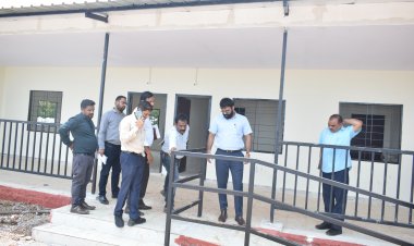 कलेक्टर ने बलादरपाठ के विशेष पिछड़ी जनजाति पहाड़ी कोरवा परिवारों के मल्टी एक्टिविटी सेंटर का अवलोकन किया   परिसर में बच्चों के खेल गतिविधियों की सुविधा उपलब्ध कराने के निर्देश      महिला, पुरुष और बच्चों के लिए अलग-अलग शौचालय बनाने के निर्देश 