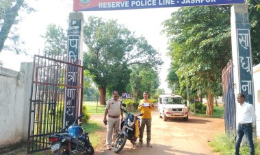 पुलिस ने काटा पुलिस का चालान, बिना हेलमेट पहने दोपहिया वाहन चला रहे 12 पुलिस अधि./कर्मचारियों का कट गया चालान, यातायात नियमों का पालन नहीं करने पर कुल 45 प्रकरणों में रू. 19,600 /- समन शुल्क वसूल किया गया, SSP जशपुर की आम जनता से अपीलः- यातायात नियमों का करें पालन