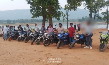  "बाइकर्स ऑफ जशपुर" गैंग पर SSP श्री शशि मोहन सिंह एवं टीम ने किया सर्जिकल स्ट्राईक मयाली से लगे NH-43 हाईवे पर खतरनाक स्टंटबाजी कर रहे बाईकर्स गैंग के 17 सदस्यों के विरूद्ध एम.व्ही. एक्ट के तहत् कुल 37,000 /- की चालानी कार्यवाही की गई