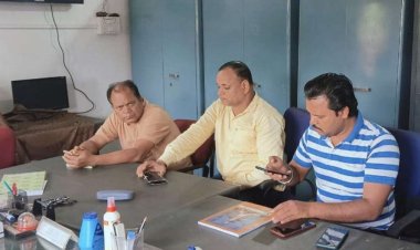 निःशुल्क पाठ्य पुस्तक योजना अंतर्गत पुस्तकों का वितरण कार्य प्रारंभ, किताबें में विशेष ट्रैकिंग की गई है व्यवस्था, किताबों के पीछे दिया गया है बार कोड 