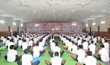 ग्यारहवें अंतर्राष्ट्रीय योग दिवस के अवसर पर वशिष्ठ कम्युनिटी हाल में महाकुम्भ-योग उत्सव की हुई शुरूआत     प्रशिक्षकों ने योग से होने वाले लाभों की जानकारी देने के साथ ही योग को दिनचर्या में शामिल करने की अपील की*l     15 जून से 21 जून तक मनाया जाएगा योग सफलताह