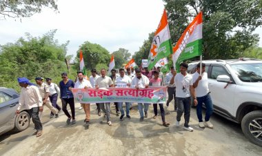 10 साल हो गए नेशनल हाइवे की बदहाली पुलिया के खस्ताहाल को लेकर युवा कांग्रेस ने किया सांकेतिक धरना प्रदर्शन...     महीने भर के अंदर समाधान नहीं हुई तो कांग्रेस करेगी सरकार की दशकर्म और तेरहवीं ....