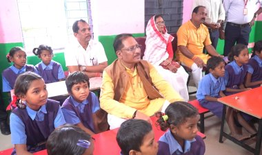 मुख्यमंत्री भी बने छात्र बगिया प्राथमिक स्कूल में नन्हीं छात्रों के साथ कुर्सी टेबल में बैठक सीखें आधुनिक पढ़ाई के गुण         मुख्यमंत्री ने तीसरी कक्षा की छात्रा डॉली गुप्ता को दुलारते हुए कहा पढ़ाई अच्छा से करना है ना मोबाइल ज्यादा नहीं देखना 