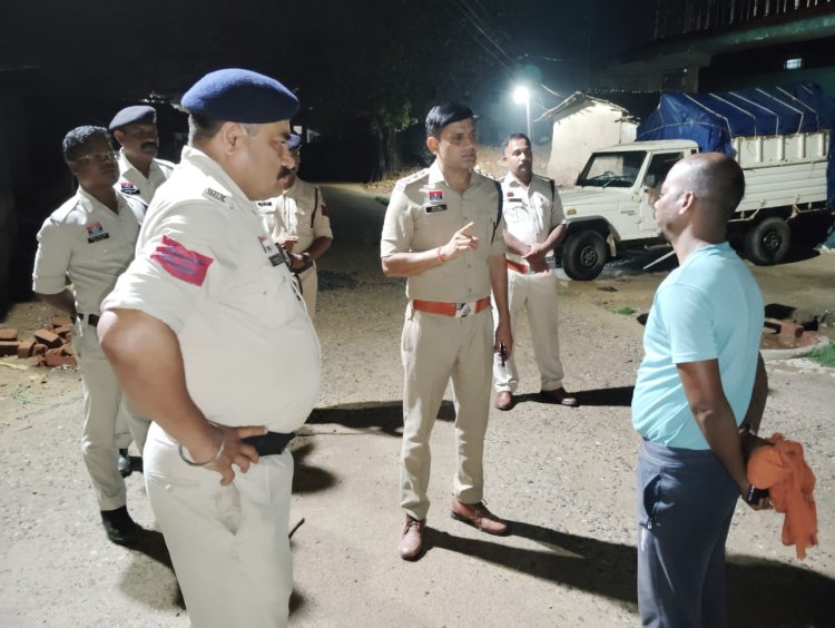  जशपुर पुलिस ने पूरे जिले में चलाया, बीती रात कोंबिंग गस्त का महा अभियान   गश्त दौरान 50 से अधिक, गुंडे, निगरानी बदमाशों की, की गई चेकिंग, तीन गिरफ्तारी वारंट सहित 10 स्थाई वारंटियों को भी किया गया गिरफ्तार   एस एस पी ने बताया अपराधियों पर लगाम लगाने के लिए, की गई कवायद