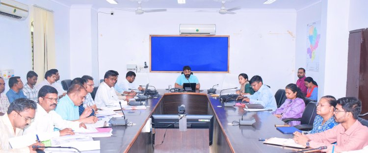 हमर सुघ्घर गांव अभियान के तहत अपने गांव को सुंदर स्वच्छ और निर्मल बनाने वाले सरपंचों को किया जाएगा सम्मानित -- कलेक्टर      विकास कार्यों के लिए राशि भी स्वीकृति की जाएगी         विश्व पर्यावरण दिवस के अवसर पर ग्राम पंचायतों में जनप्रतिनिधियों के साथ मिलकर स्वच्छता श्रमदान और एक पेड़ मां के नाम अभियान को बनाए सफल      स्व सहायता समूह का गठन करके बनाए लखपति दीदी 