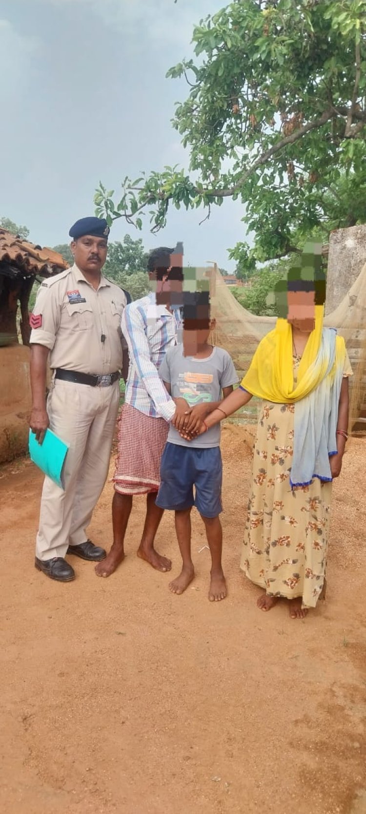  गुमशुदा व्यक्तियों को ढूंढने , छत्तीसगढ़ पुलिस ने दिनांक 01.06.25 से 30.06.25 तक किया है, ऑपरेशन तालाश का आगाज  इस अभियान के तहत जशपुर पुलिस ने तीन दिनों में सात गुमशुदा व्यक्तियों को ढूंढ किया परिजनों के सुपुर्द   पुलिस ने थाना पत्थलगांव क्षेत्रांतर्गत 02 महिलाओं, व 1 पुरुष, थाना कुनकुरी क्षेत्रांतर्गत 01 व थाना बगीचा क्षेत्रांतर्गत 02 महिलाओं, 01पुरुष इस प्रकार कुल 05महिलाओं व दो पुरुष सहित कुल 07 लोगों को किया दस्तयाब