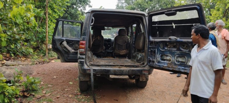 जनसहयोग से "ऑपरेशन शंखनाद" को बड़ी मजबूती मिल रही,  गौ-तस्कर बड़े वाहन से तस्करी करना छोड़ वैकल्पिक मार्ग से तस्करी करने पर मजबूर, पुलिस की इस ओर भी है पैनी नजर,  आज प्रातः में जशपुर के बालाछापर रिसोर्ट के पास पुराने स्कार्पियो वाहन से 04 नग गौ-वंश को झारखंड तस्करी होने से बचाया,  बीते शाम को मनोरा के ग्राम खरसोता लावा नदी के रास्ते पैदल झारखंड की ओर 11 नग गौ-वंश को तस्करी होने से बचाया गया,   दोनों प्रकरणों में आरोपीगण फरार हो गये हैं, सघन पतासाजी जारी,