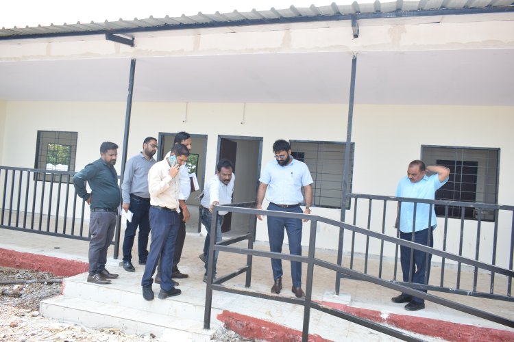 कलेक्टर ने बलादरपाठ के विशेष पिछड़ी जनजाति पहाड़ी कोरवा परिवारों के मल्टी एक्टिविटी सेंटर का अवलोकन किया   परिसर में बच्चों के खेल गतिविधियों की सुविधा उपलब्ध कराने के निर्देश      महिला, पुरुष और बच्चों के लिए अलग-अलग शौचालय बनाने के निर्देश 