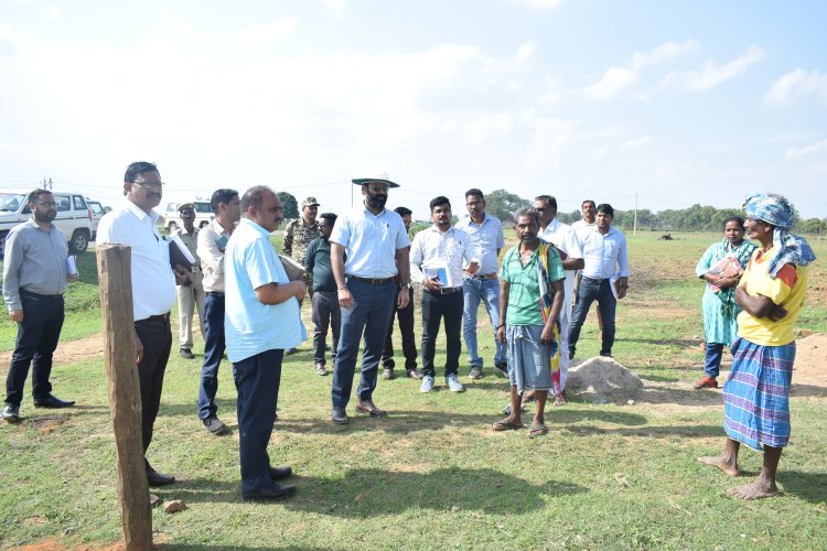 कलेक्टर ने पंडरापाठ के पीएम जनमन योजना के लाभान्वित हितग्राही बुचू राम के भवन का अवलोकन किया      बिजली और शौचालय की भी सुविधा उपलब्ध कराने के निर्देश, बुचूराम अपना खुद का मकान पाकर खुश