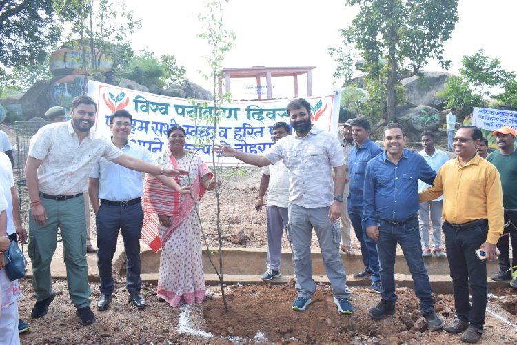 विश्व पर्यावरण दिवस के अवसर पर देशदेखा में पर्यावरण संरक्षण के महत्व बताते हुए प्लास्टिक मुक्त जशपुर बनाने का लिया गया संकल्प     प्रकृति का संरक्षण सब अपनी जिम्मेदारी मानकर चले, वनों को आग से बचाएंः विधायक श्रीमती रायमुनी भगत     पौधारोपण और सामूहिक श्रमदान कर पर्यटन स्थल की साफ-सफाई की गई