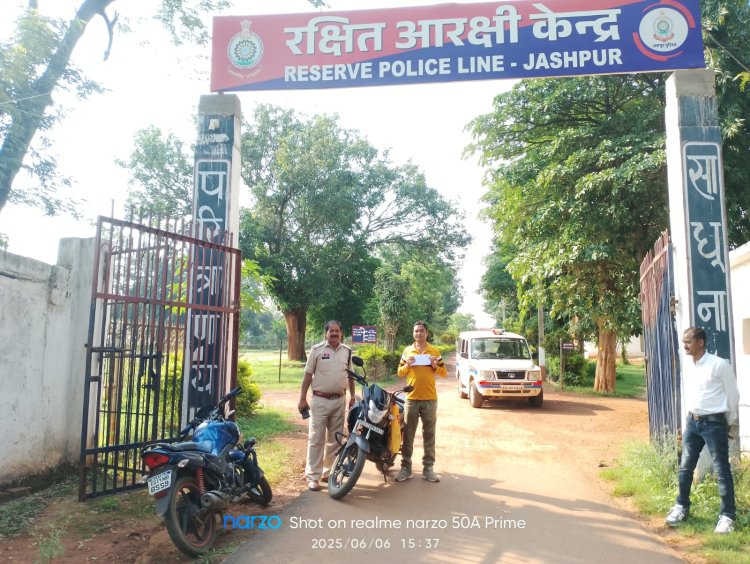 पुलिस ने काटा पुलिस का चालान, बिना हेलमेट पहने दोपहिया वाहन चला रहे 12 पुलिस अधि./कर्मचारियों का कट गया चालान, यातायात नियमों का पालन नहीं करने पर कुल 45 प्रकरणों में रू. 19,600 /- समन शुल्क वसूल किया गया, SSP जशपुर की आम जनता से अपीलः- यातायात नियमों का करें पालन