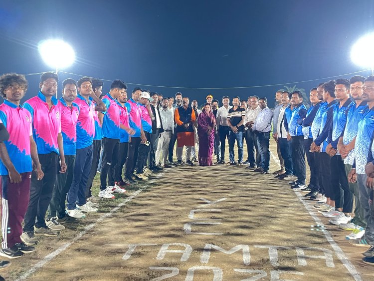 *समापन,रात्रि कालीन क्रिकेट टूर्नामेंट फाइनल मैच : लभनीपारा विजेता पाकेरटिकरा उपविजेता बने जन प्रतिनिधियों के हाथों दिए गए पुरस्कार*