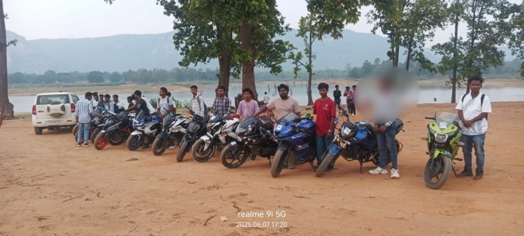  "बाइकर्स ऑफ जशपुर" गैंग पर SSP श्री शशि मोहन सिंह एवं टीम ने किया सर्जिकल स्ट्राईक मयाली से लगे NH-43 हाईवे पर खतरनाक स्टंटबाजी कर रहे बाईकर्स गैंग के 17 सदस्यों के विरूद्ध एम.व्ही. एक्ट के तहत् कुल 37,000 /- की चालानी कार्यवाही की गई