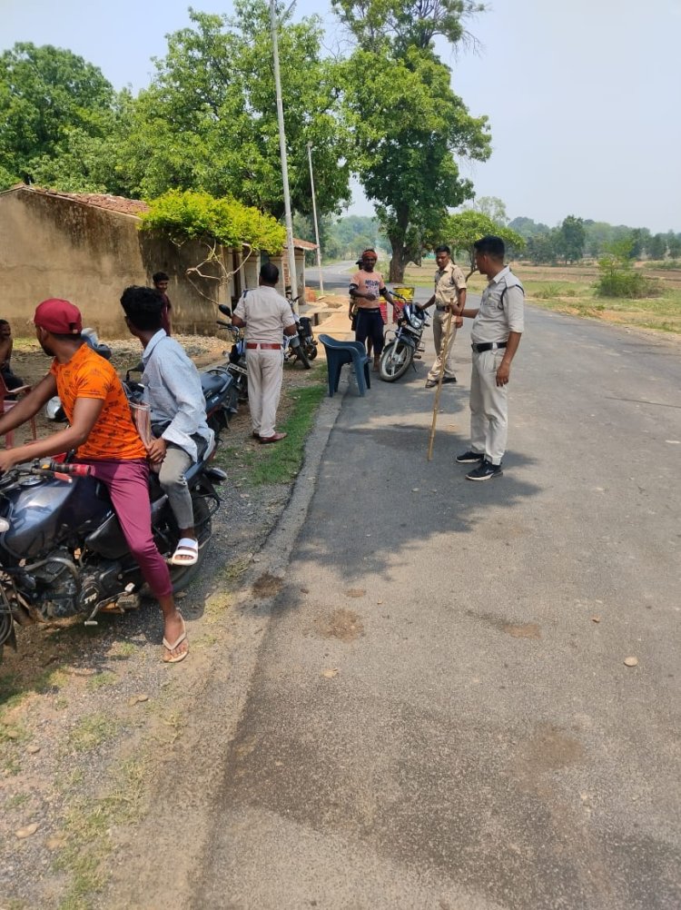  बढ़ती सड़क दुर्घटनाओं को देखते हुए जशपुर पुलिस ने चलाया महाचेकिंग अभियान,   राजपत्रित अधिकारी के साथ पूरी जशपुर पुलिस उतरी सड़क पर,   एक ही दिन में पूरे जिले में अभियान चलाकर MV एक्ट के कुल 767 प्रकरण में ₹ 307900 /- तीन लाख सात हजार नौ सौ रुपये) का चालान काटा गया