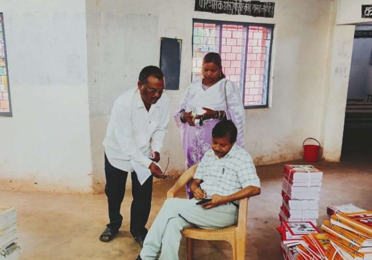 निःशुल्क पाठ्य पुस्तक योजना अंतर्गत पुस्तकों का वितरण कार्य प्रारंभ, किताबें में विशेष ट्रैकिंग की गई है व्यवस्था, किताबों के पीछे दिया गया है बार कोड 