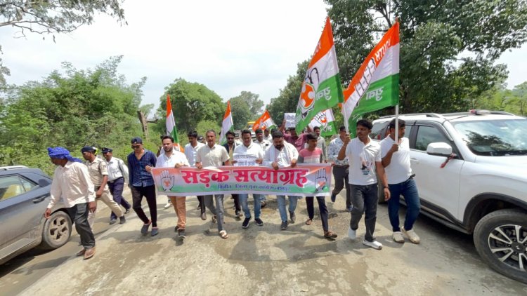10 साल हो गए नेशनल हाइवे की बदहाली पुलिया के खस्ताहाल को लेकर युवा कांग्रेस ने किया सांकेतिक धरना प्रदर्शन...     महीने भर के अंदर समाधान नहीं हुई तो कांग्रेस करेगी सरकार की दशकर्म और तेरहवीं ....