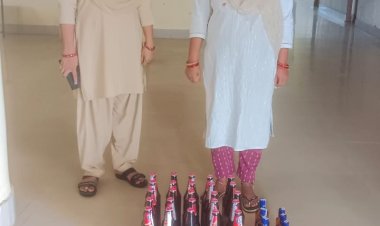 ऑपरेशन आघात : जशपुर पुलिस ने पकड़ा अवैध रूप से घर में छुपाकर बिक्री हेतु रखा,20 लीटर अंग्रेजी शराब, मामला थाना तुमला क्षेत्रांतर्गत ग्राम अंकिरा का, आरोपीया के विरुद्ध थाना तुमला में आबकारी एक्ट की धारा 34(2) के तहत अपराध पंजीबद्ध   नाम आरोपिया:- राखी सिंह, उम्र 25 वर्ष, निवासी अंकिरा थाना तुमला, जिला जशपुर( छ .ग) 