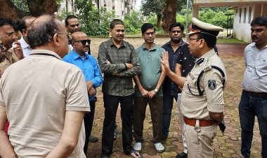 व्यापारी संघ के लोग ,वरिष्ठ पुलिस अधीक्षक शशि मोहन सिंह से मिलने आए, उन्होंने वरिष्ठ पुलिस अधीक्षक से मिलकर, हाई स्पीड वाहनों पर रोक लगाने, दुर्घटनाओं से बचने शहर के सड़कों पर स्पीड ब्रेकर लगवाने, चौक चौराहों में सीसीटीवी लगवाने, जिन गलियों में लाइट नहीं है, वहां स्ट्रीट लाइट लगाने के संबंध में मांग की