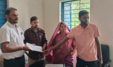 तूल पकड़ने लगा ग्राम पंचायत तमता में प्रधानमंत्री आवास योजना में गड़बड़ी का मामला, ग्रामीणों ने रोजगार सहायक पर लगाया है अनियमितता और दुर्व्‍यवहार का आरोोप, ग्राम सभा की बैठक में पाारित हुआ रोजगार सहायक, आवास मित्र एवं मेट को हटाने का प्रस्‍ताव