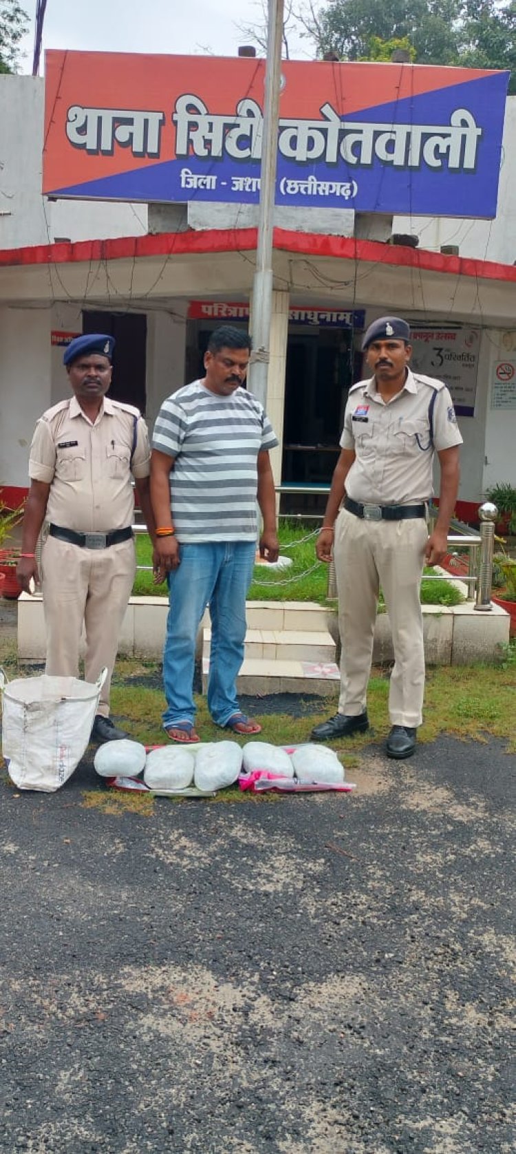 "ऑपरेशन आघात"- कट्टे की नोक पर लूट करने में 07 साल का सजा काट चूका आरोपी अरूण नायडू गांजा तस्करी करते रंगे हाथ पकड़ा गया  उम्र 46 साल निवासी बाधरकोना जशपुर