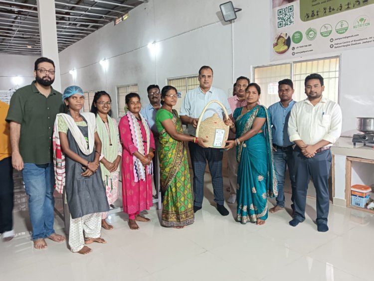 पंचायत एवं ग्रामीण विकास विभाग के सचिव भीम सिंह ने स्व सहायता समूह की महिलाओं से आजीविका मूलक गतिविधियों की ली जानकारी      विशेष पिछड़ी जनजाति पहाड़ी कोरवा परिवारों की महिलाओं को समूह से जोड़कर रोजगार उपलब्ध कराने के दिए निर्देश 