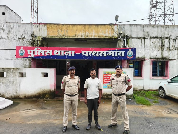 ठगी के प्रकरण में आरोपी मिथलेश साहू को निरशा(झारखंड) से पकड़ लाई जशपुर पुलिस, गिरफ्तार कर भेजा जेल   आरोपी मिथलेश ने अपने साथियों के साथ मिलकर, की थी पत्थलगांव के एक व्यापारी से 33 लाख रु से अधिक की ठगी