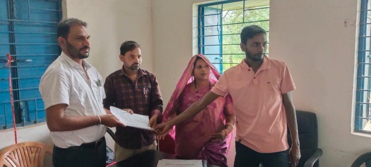 तूल पकड़ने लगा ग्राम पंचायत तमता में प्रधानमंत्री आवास योजना में गड़बड़ी का मामला, ग्रामीणों ने रोजगार सहायक पर लगाया है अनियमितता और दुर्व्‍यवहार का आरोोप, ग्राम सभा की बैठक में पाारित हुआ रोजगार सहायक, आवास मित्र एवं मेट को हटाने का प्रस्‍ताव