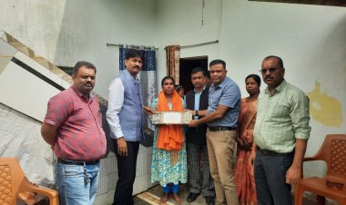 महामहिम राष्ट्रपति के हाथों 15 अगस्त को प्रधानमंत्री आवास योजना के हितग्राही सुमन होगें सम्मानित, राष्ट्रपति भवन से मिला निमंत्रण-पत्र