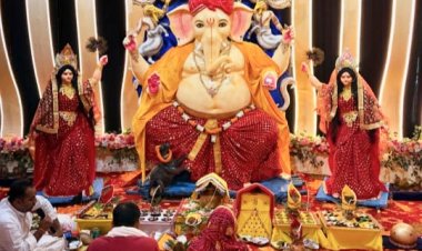 शहर में धूम धाम से शुरू हुआ गणेशोत्सव, विघ्न विनाशक गणेशोत्सव समिति के पंडाल में विराजे 15 फीट के गणपति, अंबिकापुर के विख्यात कलाकार से कराया भव्य मूर्ति का निर्माण, ढोल नगाड़ों की अगवानी में पंडाल तक पहुंचे बप्पा