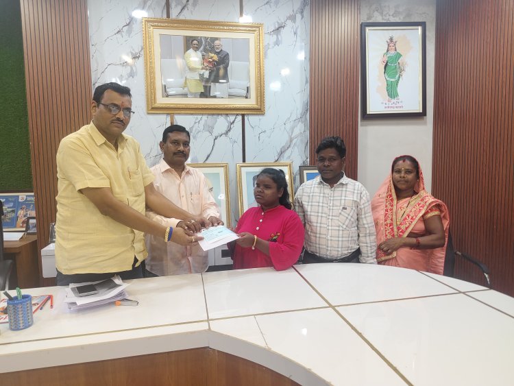 जशपुर की बेटी सरस्वती सोरेन ने छुआ सुरों का आकाश, मुख्यमंत्री विष्णुदेव साय ने बढ़ाया हौसला, प्रोत्साहन राशि पाकर परिजनों ने सीएम का जताया आभार