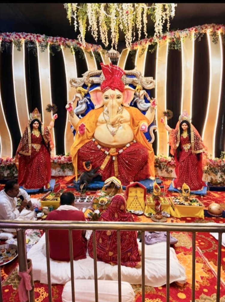 शहर में धूम धाम से शुरू हुआ गणेशोत्सव, विघ्न विनाशक गणेशोत्सव समिति के पंडाल में विराजे 15 फीट के गणपति, अंबिकापुर के विख्यात कलाकार से कराया भव्य मूर्ति का निर्माण, ढोल नगाड़ों की अगवानी में पंडाल तक पहुंचे बप्पा