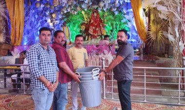 दुर्गा पंडालों में स्वच्छता हेतु अजय बंसल ने किया डस्टबिन वितरण