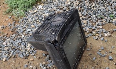 अचानक वोल्‍टेज की बढ़ोत्‍तरी से फूंक रहे बिजली के उपकरण, कुछ ही दिनाें में बिलाईटांगर मोहल्‍ले में हुईं कई घटनाएं, लोगों में नाराजगी कहा उपकरणों की आग से घरों में आग लगने का डर, नष्‍ट हुए उपकरणों के लिए विभाग से करेंगे भरपाई की मांग