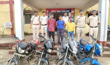 *पुलिस के हत्थे चढ़े 3 शातिर लुटेरे, साइबर टीम एवं थाना अकलतरा की संयुक्त कार्यवाही में मिली सफलता, 4 मोटर साइकलें जप्त, दर्ज हैं अंतरजिलाअपराध के कई मामले, चाकू की नोक पर लूटते से राहगीरों को*