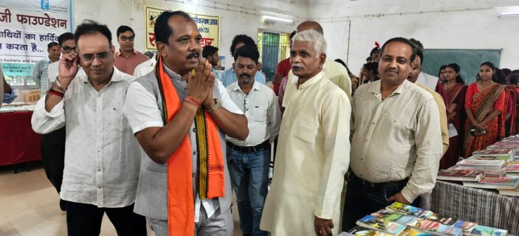 शिक्षा विकास का मूलमंत्र : सालिक साय, पुस्तक मेले में बतौर मुख्य अतिथि हुए शामिल, युवाओं को दिया शिक्षा और करियर पर फोकस करने का मंत्र