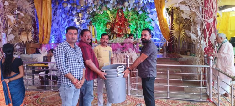 दुर्गा पंडालों में स्वच्छता हेतु अजय बंसल ने किया डस्टबिन वितरण