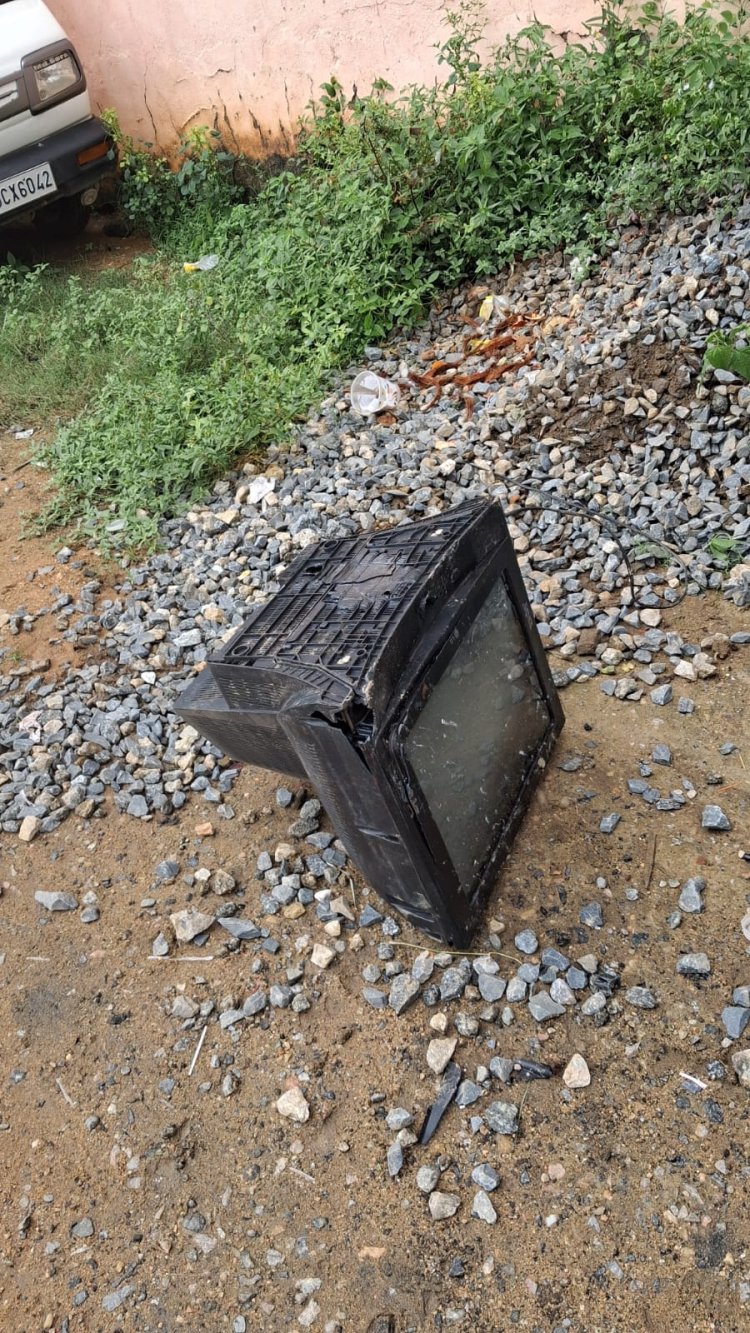 अचानक वोल्‍टेज की बढ़ोत्‍तरी से फूंक रहे बिजली के उपकरण, कुछ ही दिनाें में बिलाईटांगर मोहल्‍ले में हुईं कई घटनाएं, लोगों में नाराजगी कहा उपकरणों की आग से घरों में आग लगने का डर, नष्‍ट हुए उपकरणों के लिए विभाग से करेंगे भरपाई की मांग