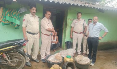 देशी कच्ची शराब बनाने हेतु रखे,350 किलो महुआ पास के साथ एक महिला सहित पकड़ा दो शराब कोचियों को