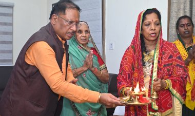 मुख्यमंत्री ने प्रतीक स्वरूप गोवर्धन पर्वत की पूजा अर्चना कर प्रदेश के सुख समृद्धि और खुशहाली की कामना की 