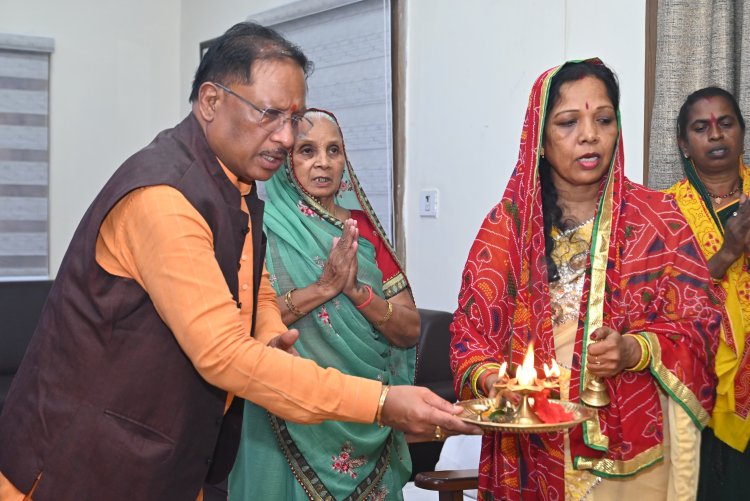 मुख्यमंत्री ने प्रतीक स्वरूप गोवर्धन पर्वत की पूजा अर्चना कर प्रदेश के सुख समृद्धि और खुशहाली की कामना की 